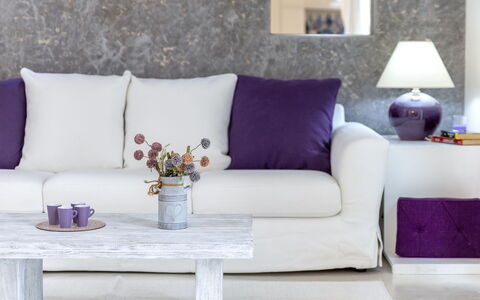 Nanni: Meubilair, Interieur Ontwerp, Woonkamer, Flooring, Textiel, Huis, Bankstel, Verdieping, Roze, Kamer
