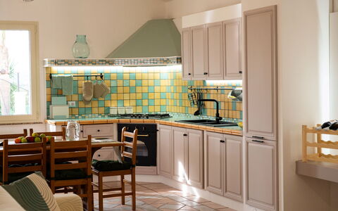Villa Ninfa: Keuken, Interieur Ontwerp, Countertop, Meubilair, Cabinetry, Toestel Van De Keuken, Flooring, Major Appliance, Hout, Verdieping