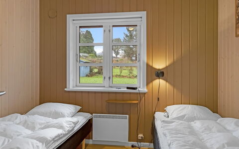Marisol - 200M from the Sea: Hout, Verdieping, Flooring, Interieur Ontwerp, Slaapkamer, Meubilair, Kamer, Hardwood, Beits, Bed