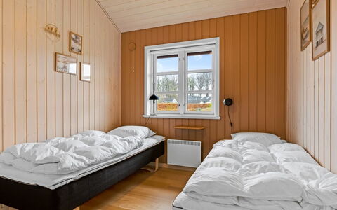 Marisol - 200M from the Sea: Hout, Slaapkamer, Bed, Verdieping, Interieur Ontwerp, Bedding, Laken, Bed Frame, Hardwood, Beits