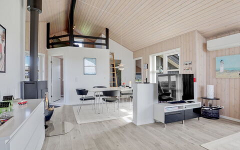 Anthea - 450M from the Sea: Hout, Plafond, Interieur Ontwerp, Huis, Verdieping, Woonkamer, Kamer, Houten Vloer, Appartement, Hardwood