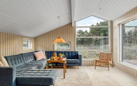 Erja - 600M from the Sea: Meubilair, Hout, Interieur Ontwerp, Flooring, Bankstel, Plafond, Verdieping, Woonkamer, Huis, Houten Vloer