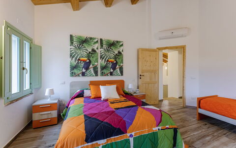 Villa Zena: Meubilair, Interieur Ontwerp, Slaapkamer, Bed, Flooring, Hout, Verdieping, Laken, Plafond, Bedding