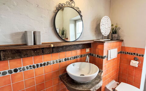 Ferienscheune: Interieur Ontwerp, Loodgieterswerkinrichting, Flooring, Wastafel In De Badkamer, Verdieping, Loodgieter, Oranje, Kraan, Badkamer, Tegel