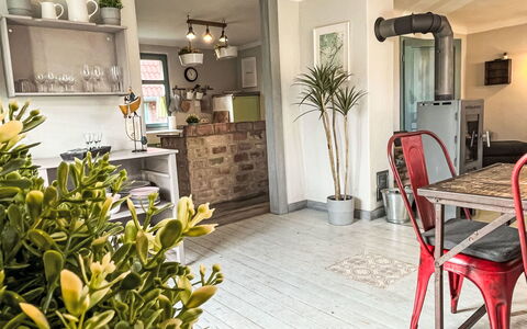 Reetgedecktes Ferienhaus Seelchen: Meubilair, Interieur Ontwerp, Hout, Flooring, Woonkamer, Kamer, Verdieping, Stoel, Huis, Plafond
