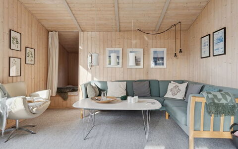 Yma - 250M from the Sea: Hout, Interieur Ontwerp, Meubilair, Flooring, Bankstel, Verdieping, Woonkamer, Huis, Plafond, Kamer
