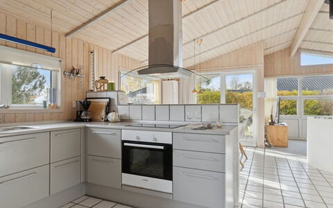 Yma - 250M from the Sea: Keuken, Flooring, Countertop, Toestel Van De Keuken, Interieur Ontwerp, Verdieping, Hout, Cabinetry, Major Appliance, Huishoudapparatuur