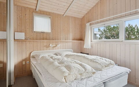 Yma - 250M from the Sea: Hout, Slaapkamer, Huis, Bed, Bedding, Laken, Plafond, Bed Frame, Hardwood, Linens