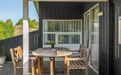 Yma - 250M from the Sea: Hout, Plafond, Flooring, Veranda, Verdieping, Meubilair, Schaduw, Hardwood, Stoel, Beits