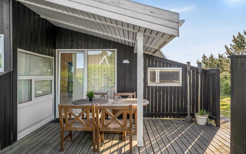 Yma - 250M from the Sea: Hout, Huis, Architectuur, Huis, Hardwood, Veranda, Plank, Verblijf, Siding, Dak