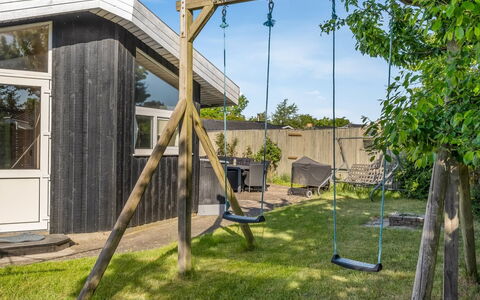 Yma - 250M from the Sea: Hout, Schaduw, Tuin, Metaal, Backyard, Plank, Landscaping, Hardwood, Gazon, Werf