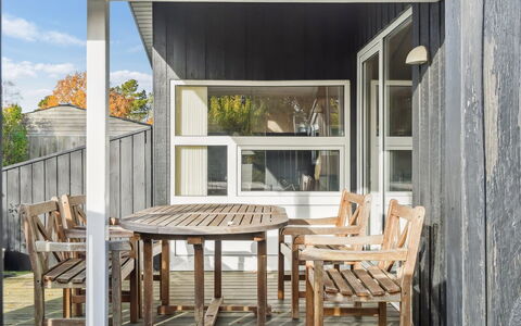 Yma - 250M from the Sea: Hout, Meubilair, Veranda, Flooring, Verdieping, Hardwood, Stoel, Deur, Plafond, Beits