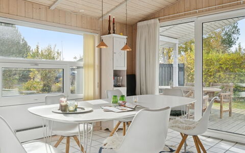 Yma - 250M from the Sea: Meubilair, Interieur Ontwerp, Flooring, Hout, Eetkamer, Verdieping, Keuken En Eettafel, Tafel, Stoel, Plafond
