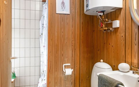 Antti - from the Sea: Loodgieterswerkinrichting, Hout, Badkamer, Flooring, Interieur Ontwerp, Verdieping, Wastafel In De Badkamer, Wastafel, Loodgieter, Kraan
