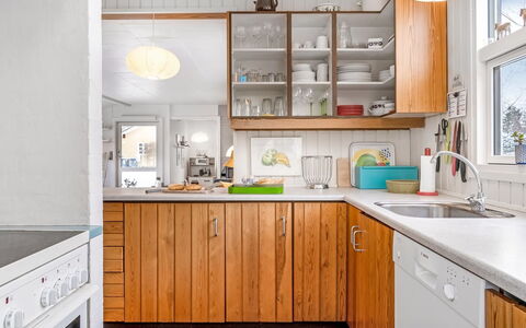 Antti - from the Sea: Keuken, Countertop, Toestel Van De Keuken, Hout, Cabinetry, Major Appliance, Interieur Ontwerp, Gootsteen, Meubilair, Wastafel