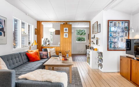 Antti - from the Sea: Meubilair, Bankstel, Interieur Ontwerp, Flooring, Woonkamer, Hout, Verdieping, Kamer, Plafond, Appartement
