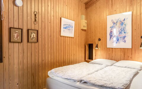 Antti - from the Sea: Hout, Slaapkamer, Interieur Ontwerp, Bed, Plafond, Laken, Verdieping, Flooring, Verlichting, Kamer