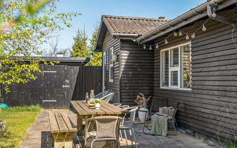 Antti - from the Sea: Hout, Huis, Huis, Verblijf, Siding, Struik, Dak, Deur, Backyard, Tuin