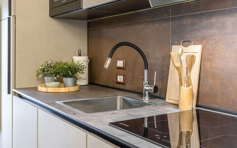 Zena Apartment: Countertop, Keuken, Gootsteen, Hout, Flooring, Interieur Ontwerp, Loodgieterswerkinrichting, Kraan, Cabinetry, Toestel Van De Keuken