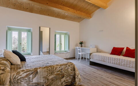 Zena Apartment: Meubilair, Interieur Ontwerp, Muur, Bed, Flooring, Verdieping, Slaapkamer, Hout, Plafond, Kamer