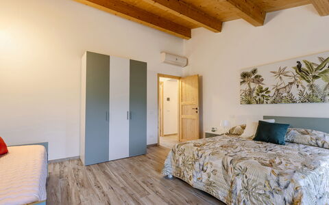 Zena Apartment: Interieur Ontwerp, Hout, Slaapkamer, Flooring, Bed, Verdieping, Plafond, Meubilair, Kamer, Laken