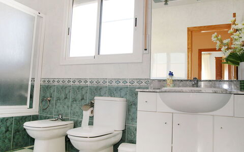 Mestral: Badkamer, Eigendom, Kamer, Groen, Interieur Ontwerp, Onroerend Goed, Gebouw, Huis, Huis, Loodgieterswerkinrichting