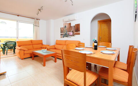 Castillo Playa: Kamer, Eigendom, Meubilair, Interieur Ontwerp, Gebouw, Eetkamer, Tafel, Huis, Geel, Onroerend Goed
