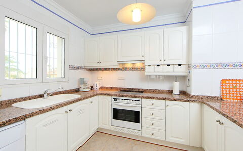 Tossal Gros: Eigendom, Countertop, Kamer, Keuken, Cabinetry, Meubilair, Geel, Onroerend Goed, Interieur Ontwerp, Gebouw