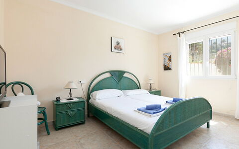 Tossal Gros: Slaapkamer, Bed, Kamer, Laken, Meubilair, Eigendom, Bed Frame, Bedding, Plafond, Gebouw