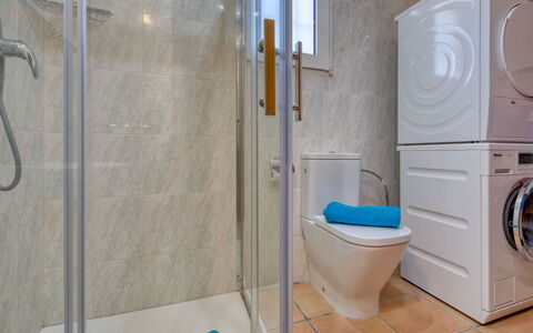 La Marquesa: Wasruimte, Loodgieterswerkinrichting, Douchekop, Eigendom, Wc Bril, Toilet, Badkamer, Blauw, Douche