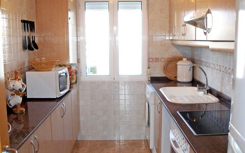 Turquesa: Countertop, Kamer, Eigendom, Wastafel, Keuken, Meubilair, Cabinetry, Verdieping, Tegel, Gebouw
