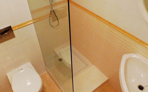 Turquesa: Badkamer, Toilet, Eigendom, Loodgieterswerkinrichting, Tegel, Kamer, Verdieping, Wc Bril, Muur, Loodgieter