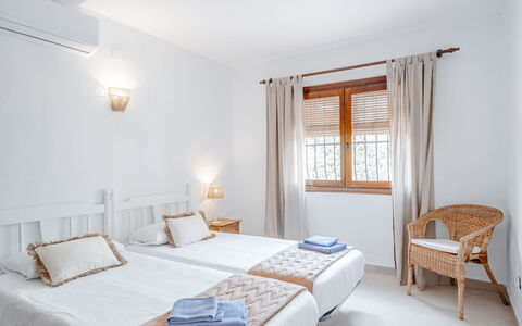 Les Canyes: Meubilair, Interieur Ontwerp, Huis, Flooring, Verdieping, Bed, Slaapkamer, Plafond, Appartement, Kamer