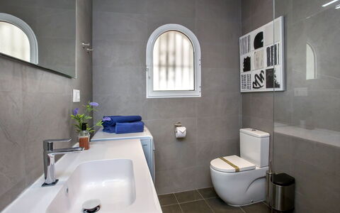 Pueblo Andaluz: Loodgieterswerkinrichting, Eigendom, Fotograaf, Kraan, Wastafel, Badkamer, Wastafel In De Badkamer, Purper, Zwart, Interieur Ontwerp