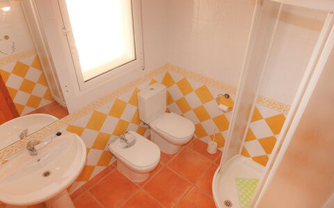 Villa Lyndy: Badkamer, Eigendom, Kamer, Verdieping, Tegel, Wc Bril, Toilet, Huis, Interieur Ontwerp, Huis