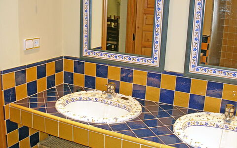 Villa Corona: Tegel, Badkamer, Kamer, Eigendom, Verdieping, Interieur Ontwerp, Flooring, Marmeren, Loodgieterswerkinrichting, Architectuur