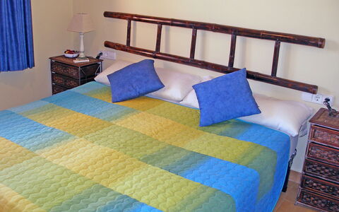 Villa Corona: Slaapkamer, Bed, Laken, Meubilair, Kamer, Bedding, Bed Frame, Eigendom, Dekbedovertrek, Verdieping