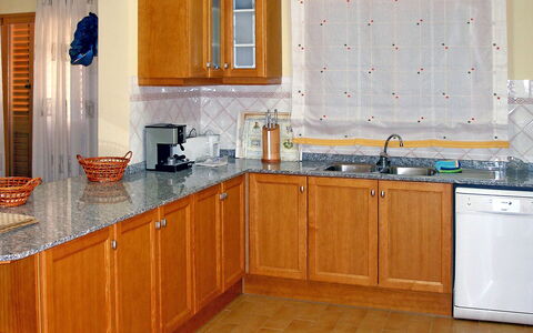 Villa Corona: Cabinetry, Countertop, Keuken, Kamer, Meubilair, Eigendom, Interieur Ontwerp, Verdieping, Gebouw, Tegel