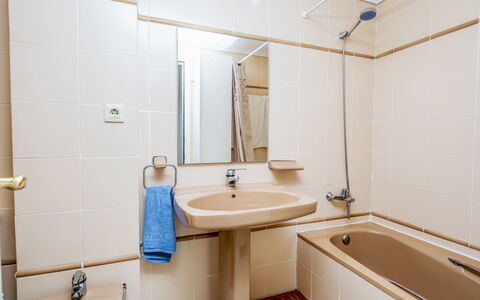 Sorolla: Badkamer, Eigendom, Kamer, Interieur Ontwerp, Architectuur, Loodgieterswerkinrichting, Gebouw, Onroerend Goed, Huis, Kraan