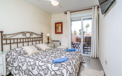 Sorolla: Slaapkamer, Bed, Kamer, Eigendom, Meubilair, Laken, Bedding, Bed Frame, Plafond, Interieur Ontwerp