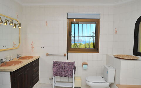 Tosalans: Kamer, Badkamer, Eigendom, Gebouw, Interieur Ontwerp, Verdieping, Meubilair, Loodgieterswerkinrichting, Huis, Tegel