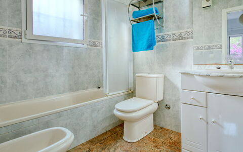 Eucaliptus: Loodgieterswerkinrichting, Eigendom, Badkamer, Spiegel, Wc Bril, Purper, Blauw, Venster, Cabinetry, Badkamerkast
