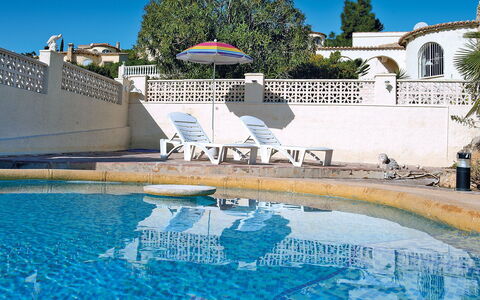 La Caissa: Zwembad, Blauw, Eigendom, Gebouw, Architectuur, Azure, Water, Villa, Vakantie, Toerisme