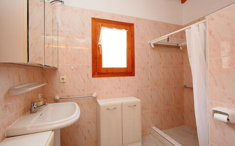 Monte Y Mar: Badkamer, Kamer, Eigendom, Muur, Verdieping, Loodgieterswerkinrichting, Interieur Ontwerp, Huis, Tegel, Gebouw
