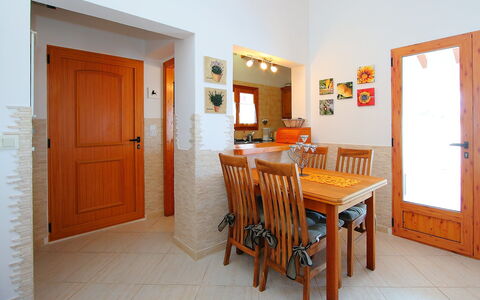 Monte Y Mar: Kamer, Eigendom, Meubilair, Gebouw, Eetkamer, Huis, Verdieping, Oranje, Tafel, Interieur Ontwerp