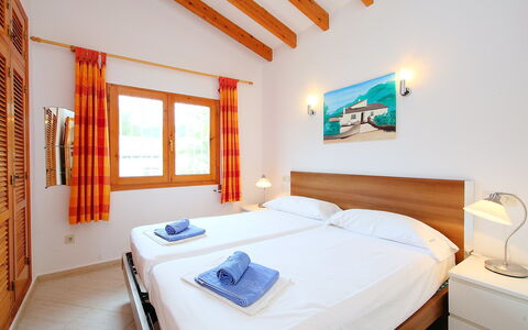 Monte Y Mar: Slaapkamer, Kamer, Bed, Meubilair, Eigendom, Interieur Ontwerp, Gebouw, Laken, Plafond, Bed Frame