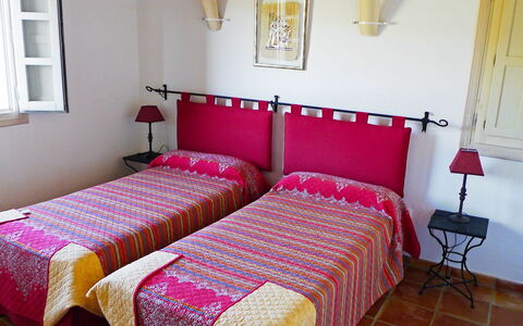 Eretat: Slaapkamer, Bed, Laken, Meubilair, Kamer, Bedding, Eigendom, Bed Frame, Verdieping, Interieur Ontwerp