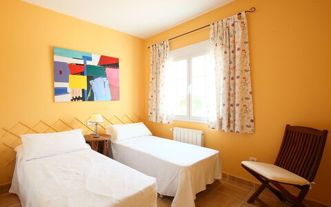 Azul: Kamer, Meubilair, Eigendom, Interieur Ontwerp, Bed, Slaapkamer, Muur, Geel, Gebouw, Tafel