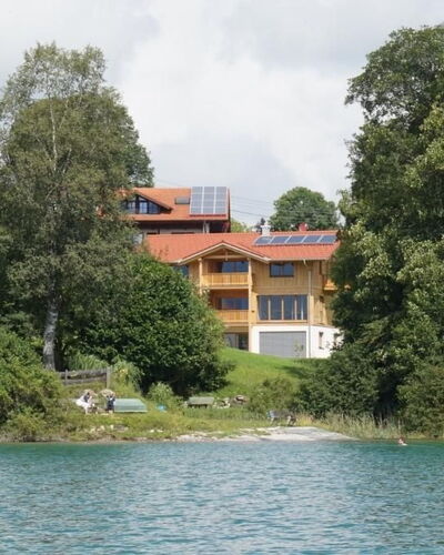 Landgut mit Blick auf das Wasser