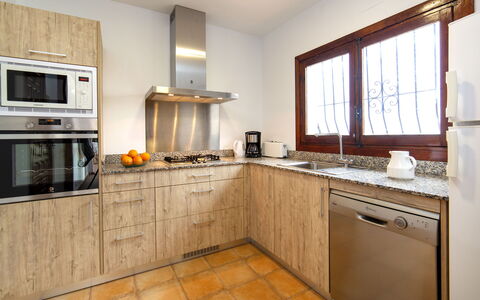 Bel: Cabinetry, Countertop, Eigendom, Gootsteen, Venster, Toestel Van De Keuken, Fornuis, Wastafel, Keuken, Gebouw